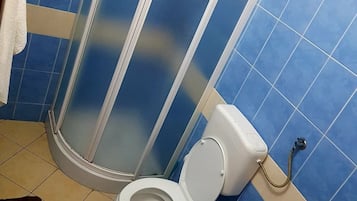 Basic Room | Bathroom | Free toiletries, hair dryer, towels, soap
