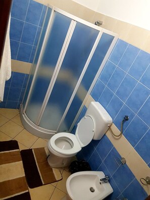 Habitación básica | Baño | Amenidades de baño gratuitas, secadora de cabello, toallas, jabón 