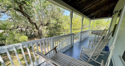 Beverly's House: Dog friendly convenient to Silver Lake Harbor