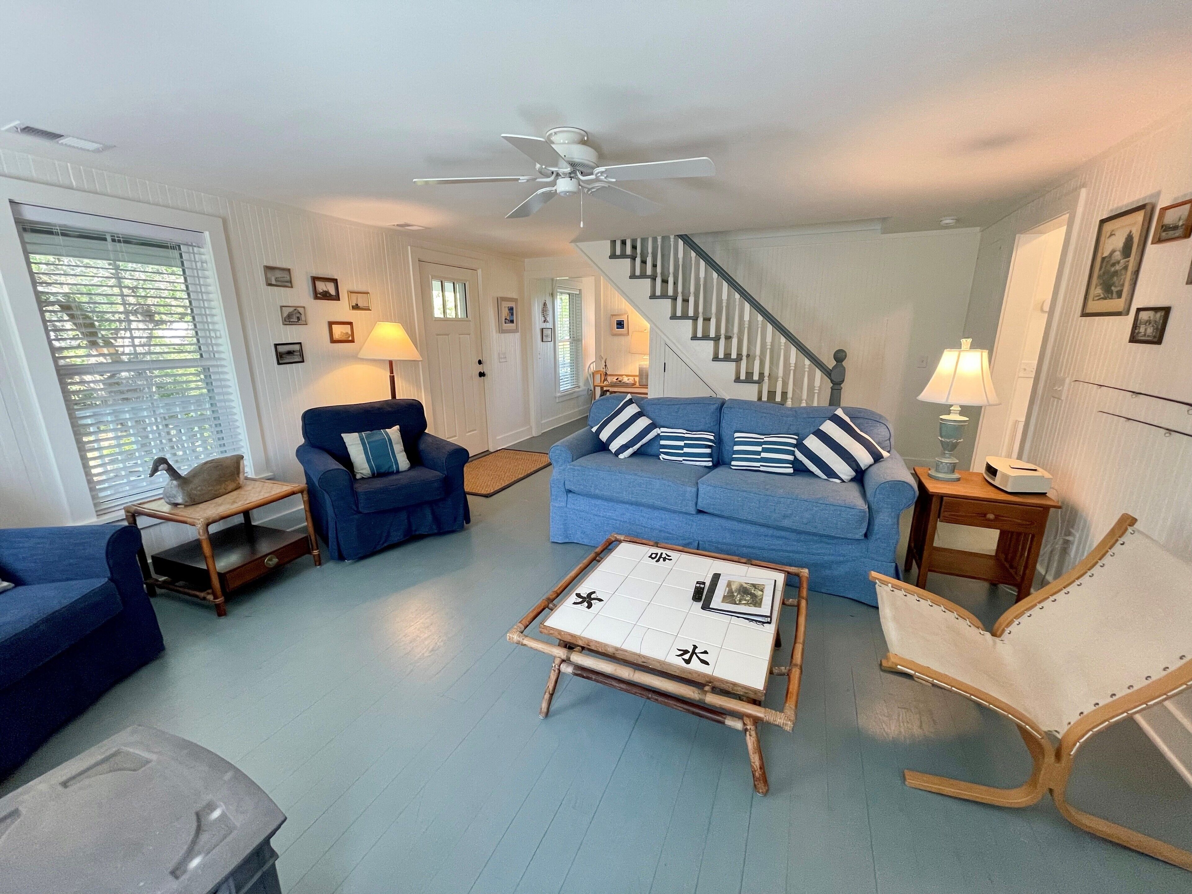 Télévision, cheminée, lecteur de DVD