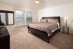 4 室のベッドルーム、デスク、WiFi (無料)