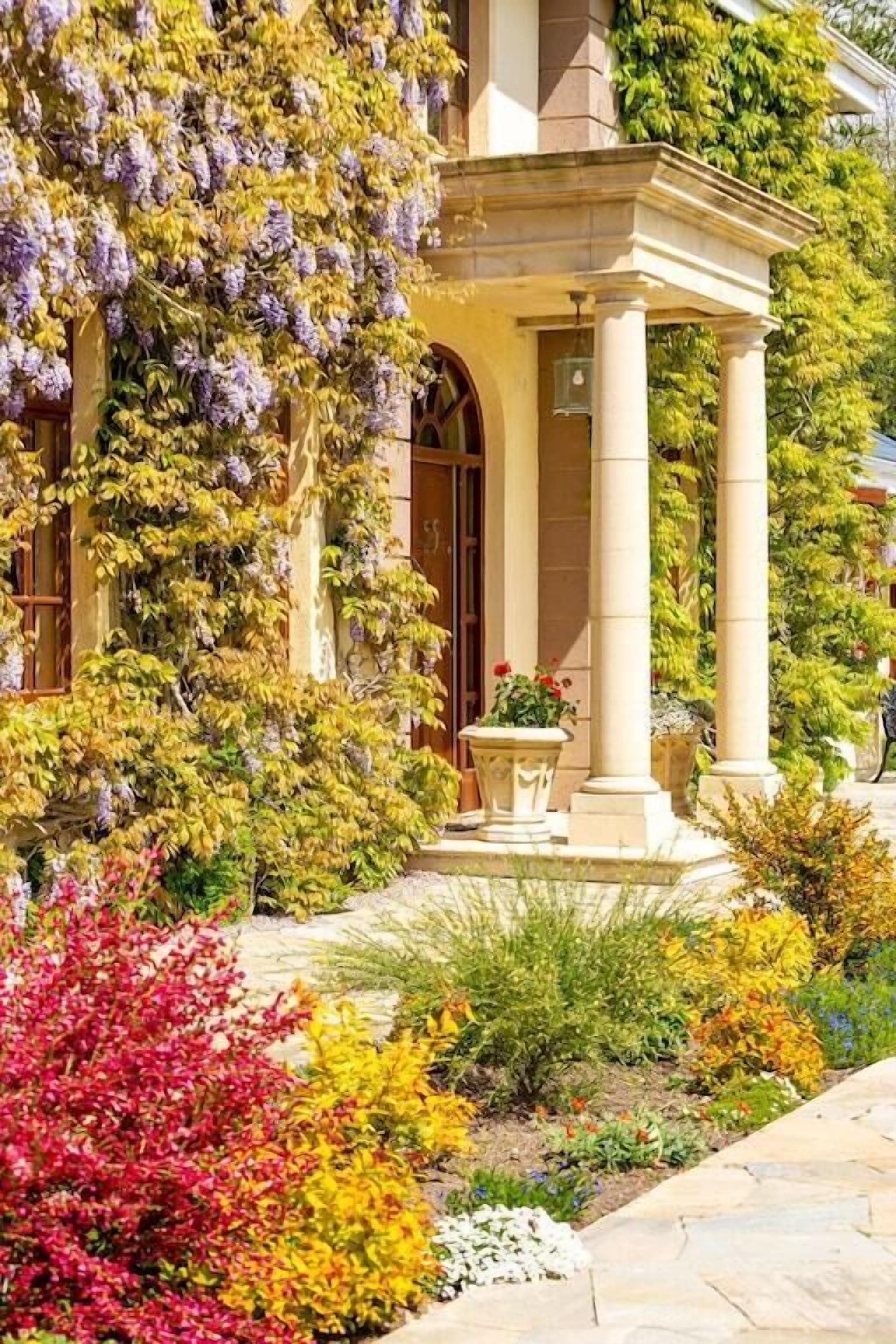 Picturesque grand entrance