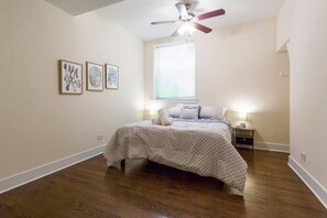 2 bedrooms, iron/ironing board, bed sheets - 2bdr in of Wrigley W/parking- Walk to Cubs&train! (Chicago)