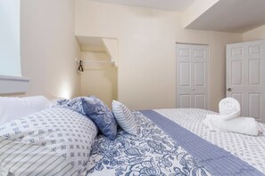 2 bedrooms, iron/ironing board, bed sheets - 2bdr in of Wrigley W/parking- Walk to Cubs&train! (Chicago)