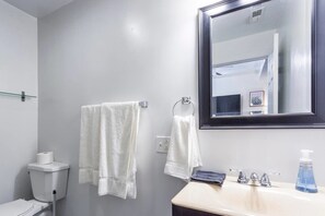 Bathroom - 2bdr in of Wrigley W/parking- Walk to Cubs&train! (Chicago)