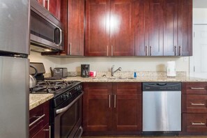 Oven, stovetop, dishwasher, espresso maker - 2bdr in of Wrigley W/parking- Walk to Cubs&train! (Chicago)
