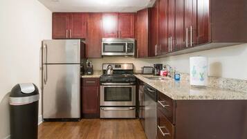 2 bedrooms, iron/ironing board, bed sheets