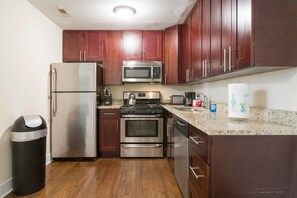 2 bedrooms, iron/ironing board, bed sheets - 2bdr in of Wrigley W/parking- Walk to Cubs&train! (Chicago)