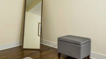 2 bedrooms, iron/ironing board, bed sheets