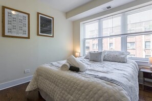 2 bedrooms, iron/ironing board, bed sheets - Amazing 2bdr in of Wrigley - Walk to Cubs&train! (Chicago)