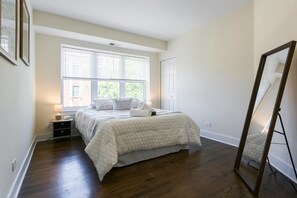 2 bedrooms, iron/ironing board, bed sheets - Amazing 2bdr in of Wrigley - Walk to Cubs&train! (Chicago)