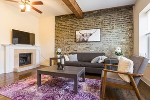 TV, Netflix, Hulu, streaming services - Beautiful 2bdr in of Wrigley- Walk to Cubs&train! (Chicago)