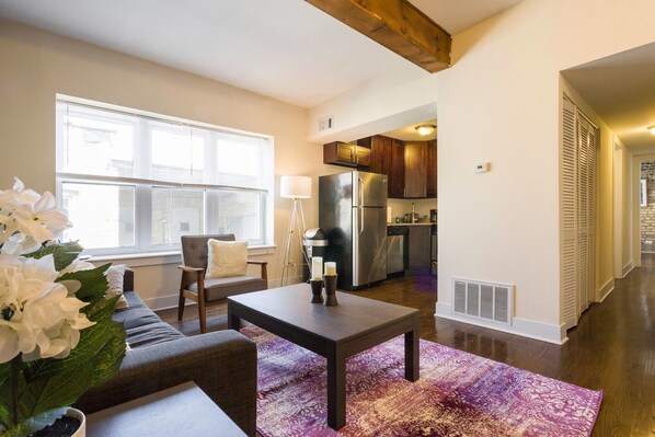 تلفزيون، برامج وأفلام نتفليكس، هولو، خدمات بث