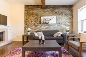 تلفزيون، برامج وأفلام نتفليكس، هولو، خدمات بث