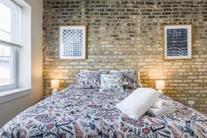 2 bedrooms, iron/ironing board, bed sheets - Beautiful 2bdr in of Wrigley- Walk to Cubs&train! (Chicago)