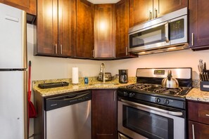 Oven, stovetop, dishwasher, espresso maker - Beautiful 2bdr in of Wrigley- Walk to Cubs&train! (Chicago)
