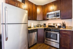 فرن، موقد طهي مسطح، غسالة أطباق، ماكينة لصنع الإسبريسو