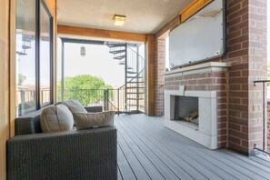 Flat-screen TV, fireplace