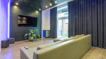 Flat-screen TV, fireplace