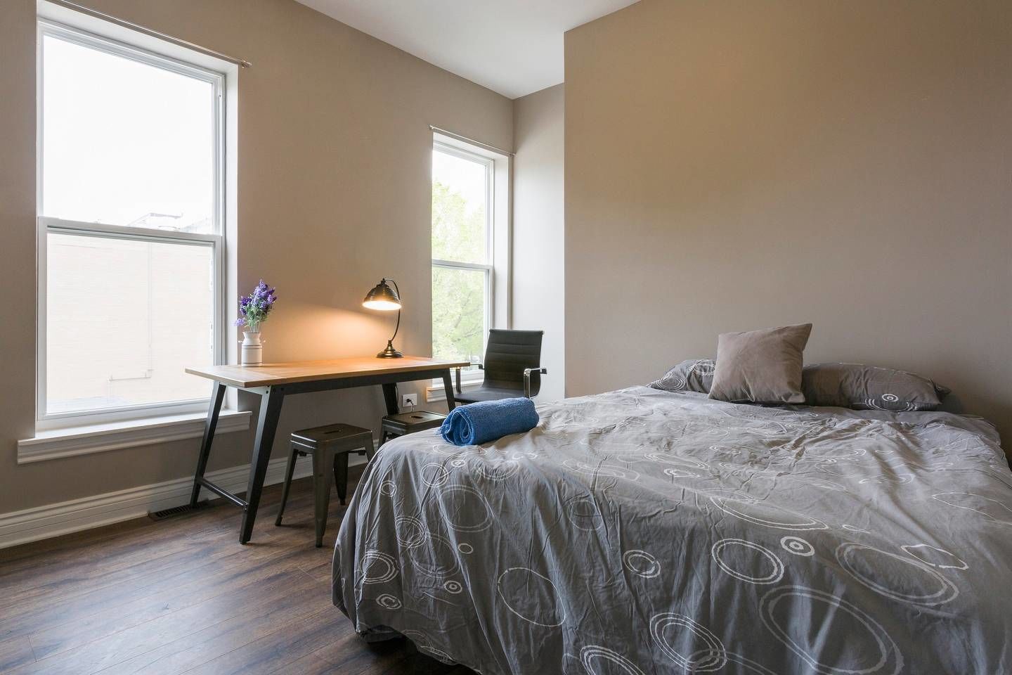 2 bedrooms, desk, iron/ironing board, bed sheets