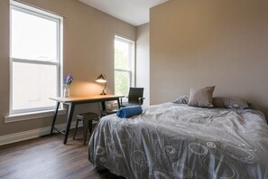 2 عدّة غرف نوم ومكتب ومكواة/لوح كي وملاءات أسرّة