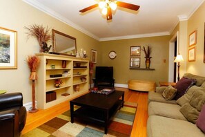 TV - Spacious 6bdr Wrigley Apartment - Steps From Cubs! (Chicago)