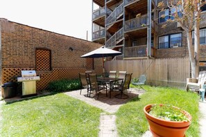 Property grounds - Spacious 6bdr Wrigley Apartment - Steps From Cubs! (Chicago)