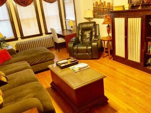 TV - Spacious 6bdr Wrigley Apartment - Steps From Cubs! (Chicago)