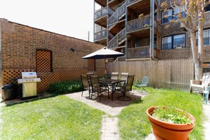 Property grounds - Cozy 1bdr in Wrigleyville - Walk to Cubs & Train! (Chicago)