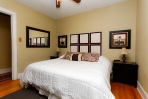 3 bedrooms, iron/ironing board, bed sheets - Comfy Wrigley 3bdr - Steps to Cubs Stadium&train! (Chicago)