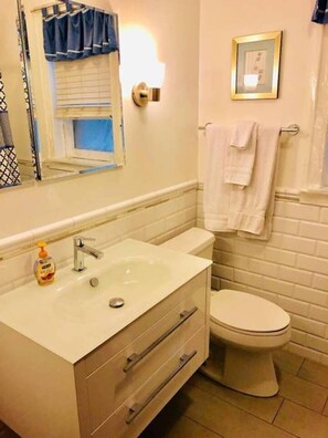 Bathroom - Comfy Wrigley 3bdr - Steps to Cubs Stadium&train! (Chicago)