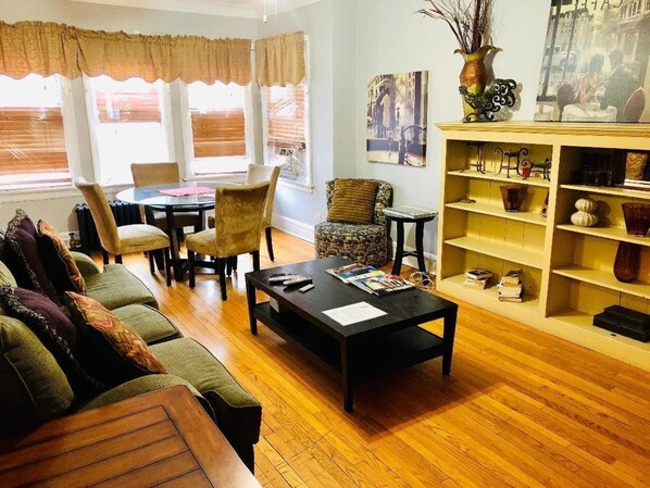 TV, streaming services - Comfy Wrigley 3bdr - Steps to Cubs Stadium&train! (Chicago)