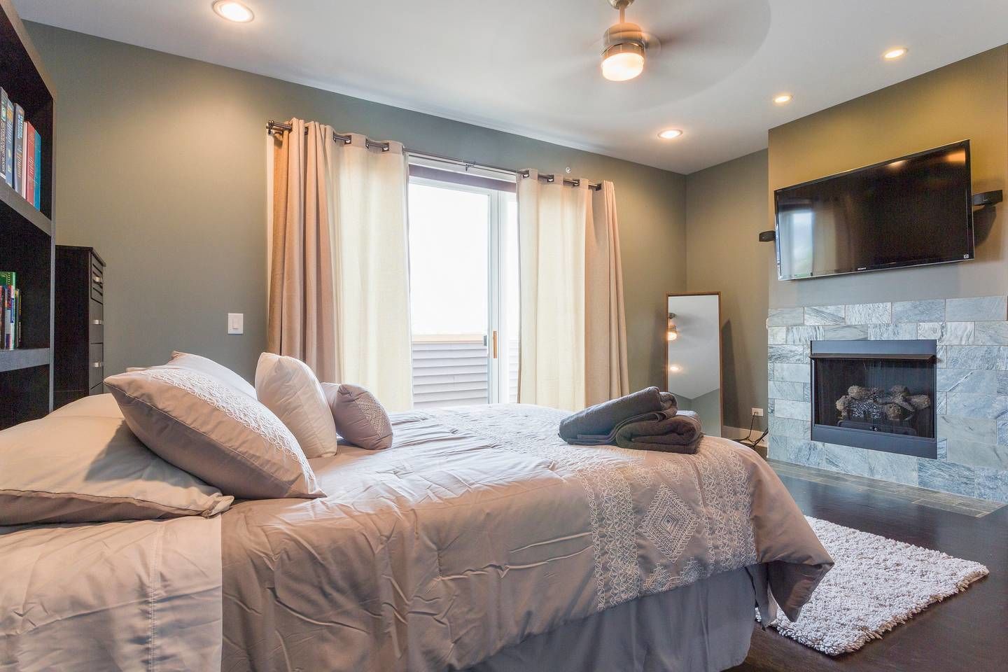 4 عدّة غرف نوم ومكواة/لوح كي وملاءات أسرّة