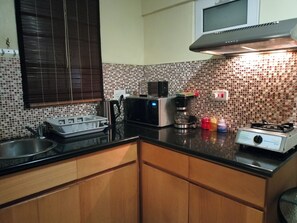 Réfrigérateur, micro-ondes, cafetière/bouilloire, bouilloire électrique