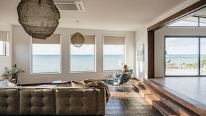 Smart-tv, een open haard, boeken en een stereo