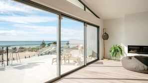 Una Smart TV, una chimenea, libros, un reproductor estéreo