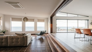 Smart TV, fireplace, books, stereo - Absolute waterfront beauty in Tasmania (Penguin)