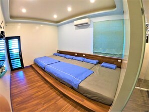 Desk, blackout drapes, free WiFi, bed sheets - Islander B&B (Liuqiu)