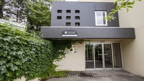 A modern building with a sign reading "UCHI Living Stay Otaru Suitegu." - UCHI Living Stay Otaru Suitengu (Otaru)