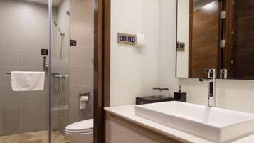 Deluxe Suite with City View | Bathroom | Shower, free toiletries, hair dryer, slippers