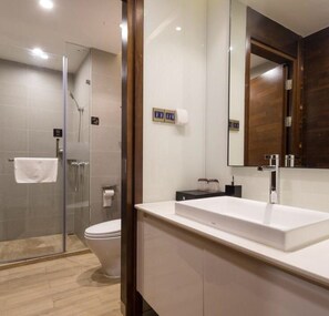 Deluxe Suite with City View | Bathroom - Poltton International Apartment Jinding (Shanwei)