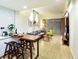 豪华景观套房 | 遮光窗帘、免费 WiFi、床单