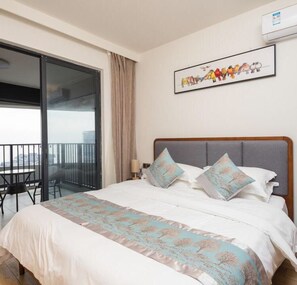 Cortinas blackout, wifi gratis y ropa de cama