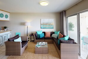 Klassiek appartement | Woonkamer | Een flatscreentelevisie