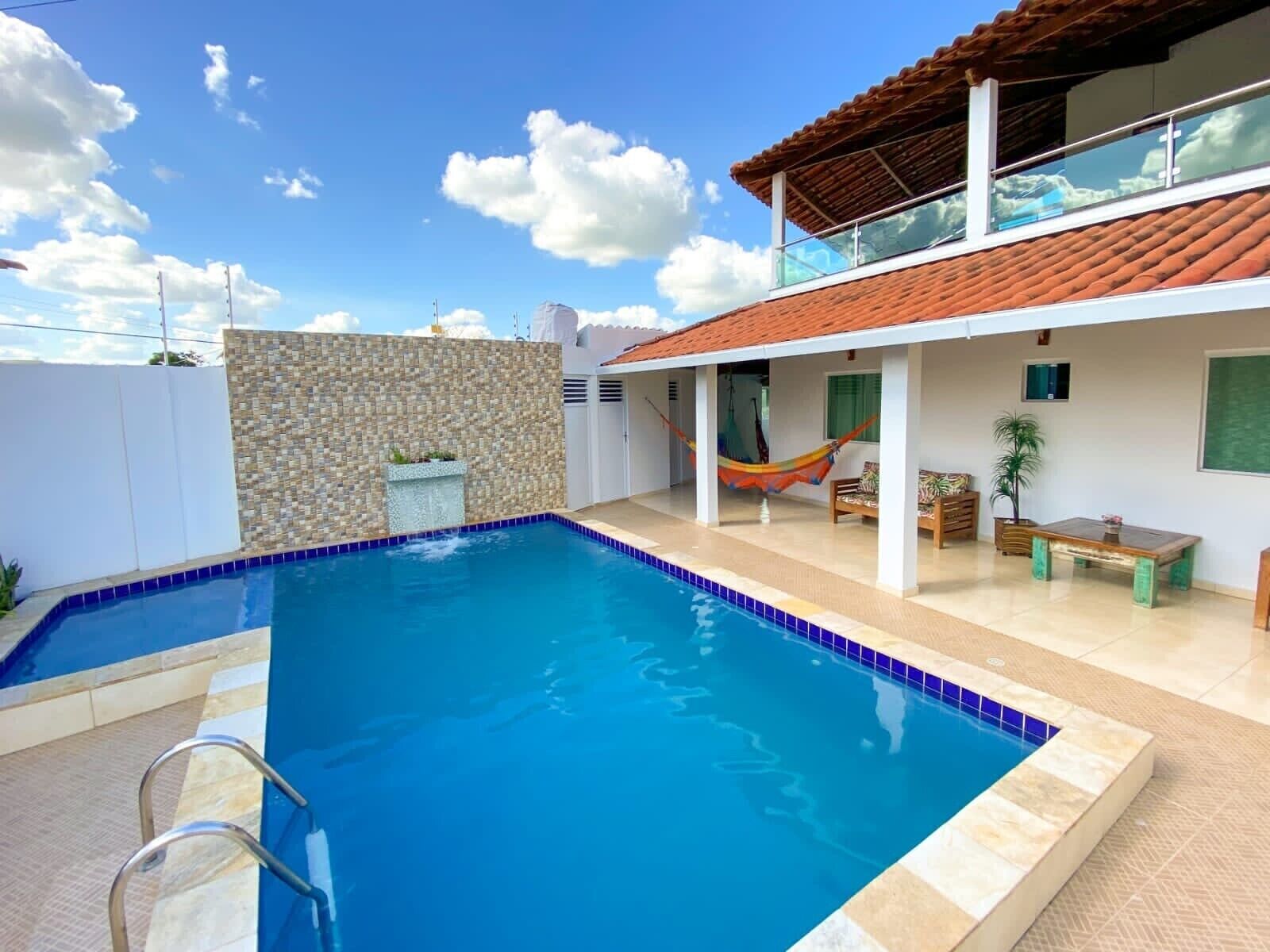 Una piscina al aire libre