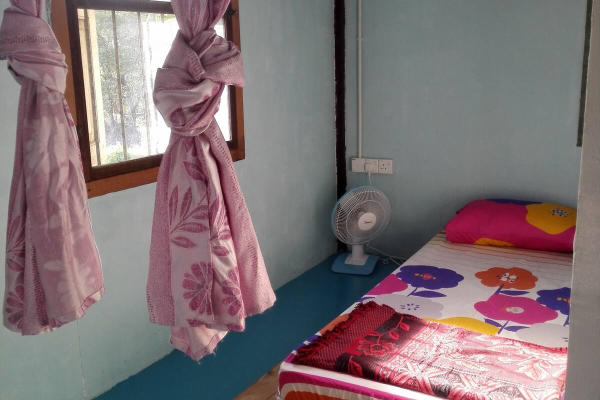 Dormitorio compartido, dormitorio mixto | Tabla de planchar con plancha y ropa de cama