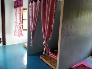 Dormitorio compartido, dormitorio mixto | Tabla de planchar con plancha y ropa de cama