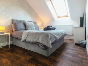 5 bedrooms, free WiFi, bed sheets, wheelchair access