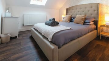 5 bedrooms, free WiFi, bed sheets, wheelchair access