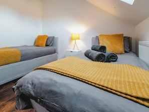5 bedrooms, WiFi (free), bed sheets - 5 bedroom accommodation in Hinderwell, near Staithes (Hinderwell, near Staithes)